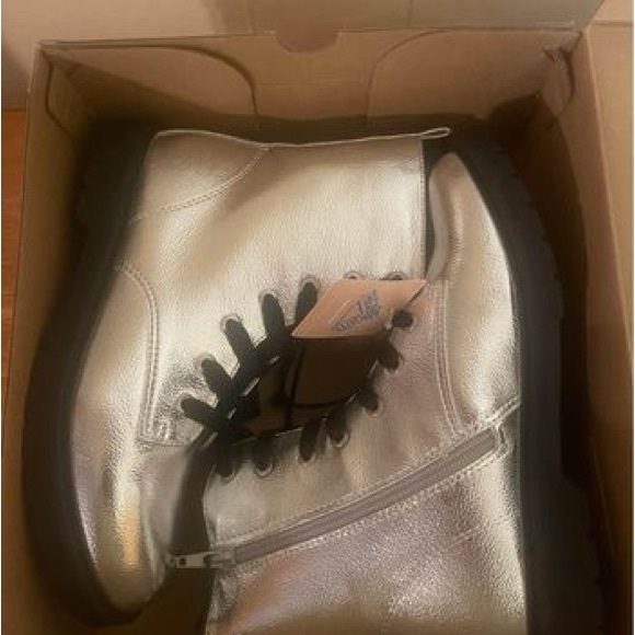 New In Box, Girls US Size 5 M There About Silver  Boots With Memory Foam. - Picture 4 of 5